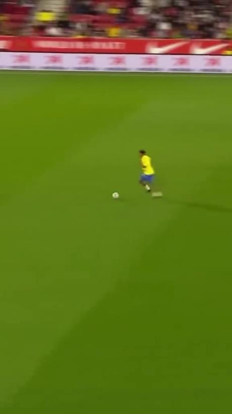 45歲還開(kāi)掛！小羅再現(xiàn)牛尾巴過(guò)人，微笑單挑門(mén)將輕松打進(jìn)